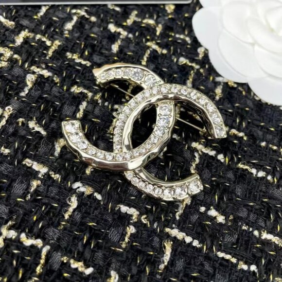 Chanel Brooch Gold tone - Picture 1 of 5